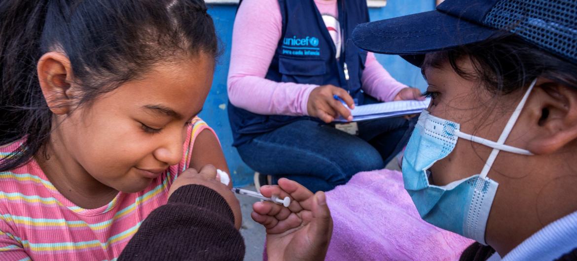 Una niña de diez años recibe las vacunas contra el VPH y el tétanos en una comunidad remota de Guatemala.
