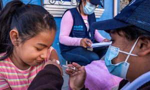 Una niña de diez años recibe las vacunas contra el VPH y el tétanos en una comunidad remota de Guatemala.