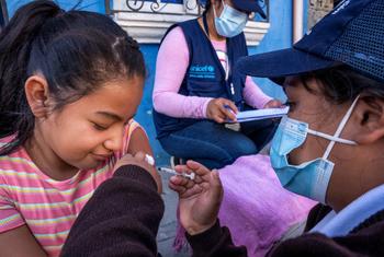 Una niña de diez años recibe las vacunas contra el VPH y el tétanos en una comunidad remota de Guatemala.
