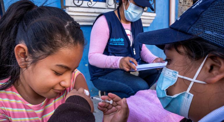 Una niña de diez años recibe las vacunas contra el VPH y el tétanos en una comunidad remota de Guatemala.