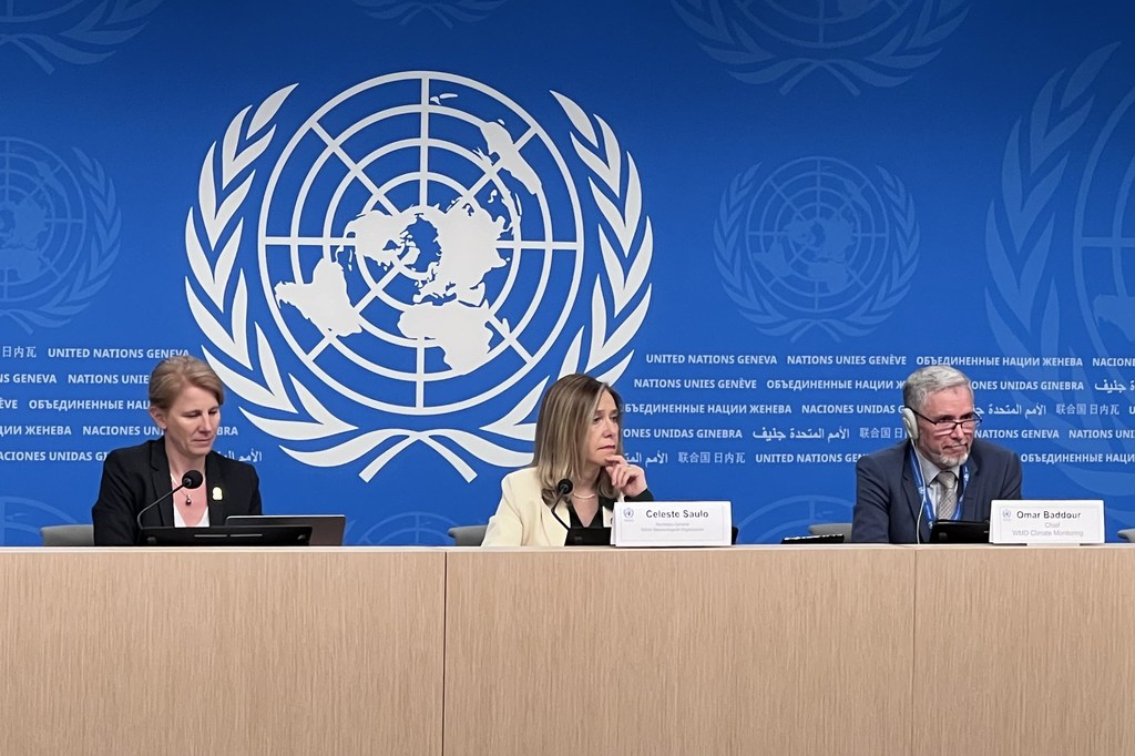 الدكتورة سيليست ساولو (في الوسط)، الأمين العام للمنظمة العالمية للأرصاد الجوية (WMO) أثناء إطلاق تقرير حالة المناخ العالمي لعام 2023