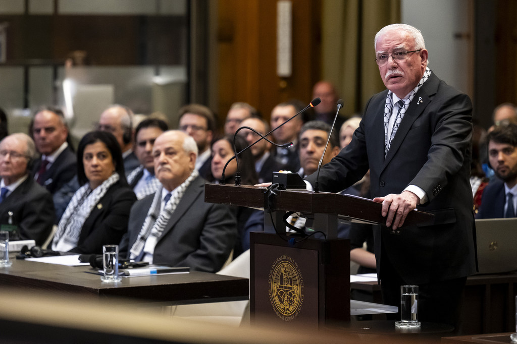 المحامي الفلسطيني رياض المالكي يتحدث من على المنصة خلال جلسة استماع علنية في محكمة العدل الدولية في لاهاي.