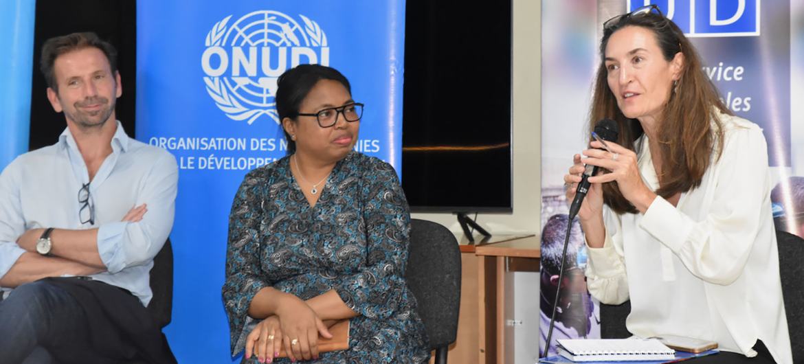 Gilles Chevalier, représentant adjoint de l'UNICEF et chef des programmes (à gauche), et Natasha van Rijn, représentante résidente du PNUD (à droite), participent à une discussion sur le développement durable à Madagascar. 