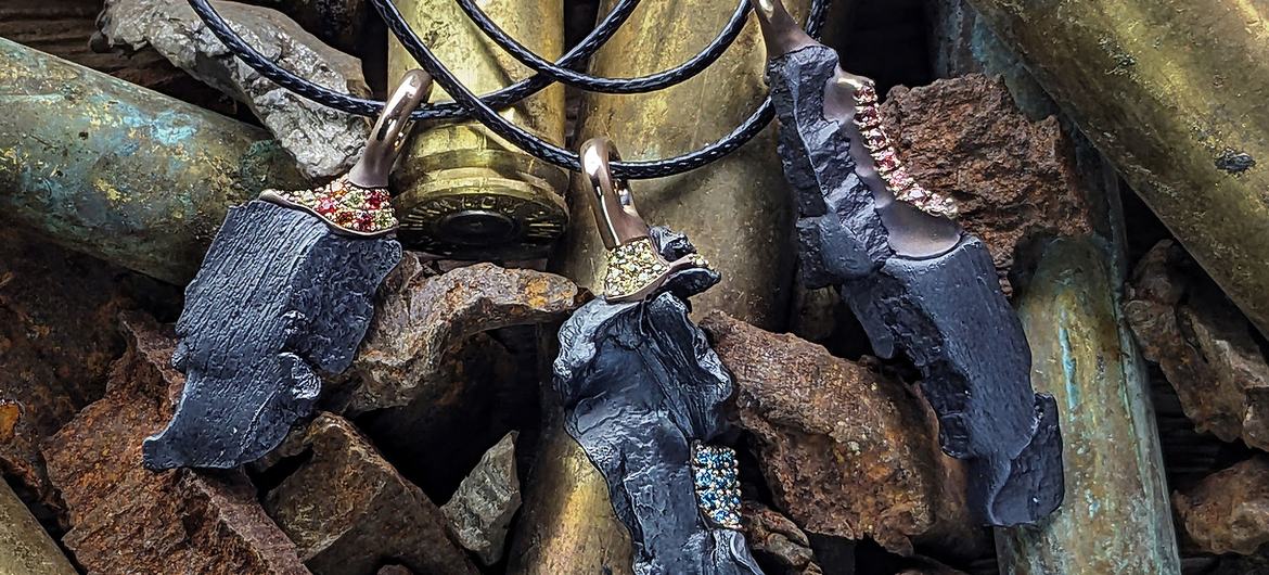 Le designer ukrainien Stanislav Drokin utilise des éclats d'obus pour confectionner des bijoux.