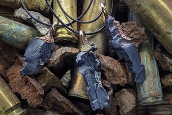 Le designer ukrainien Stanislav Drokin utilise des éclats d'obus pour confectionner des bijoux.