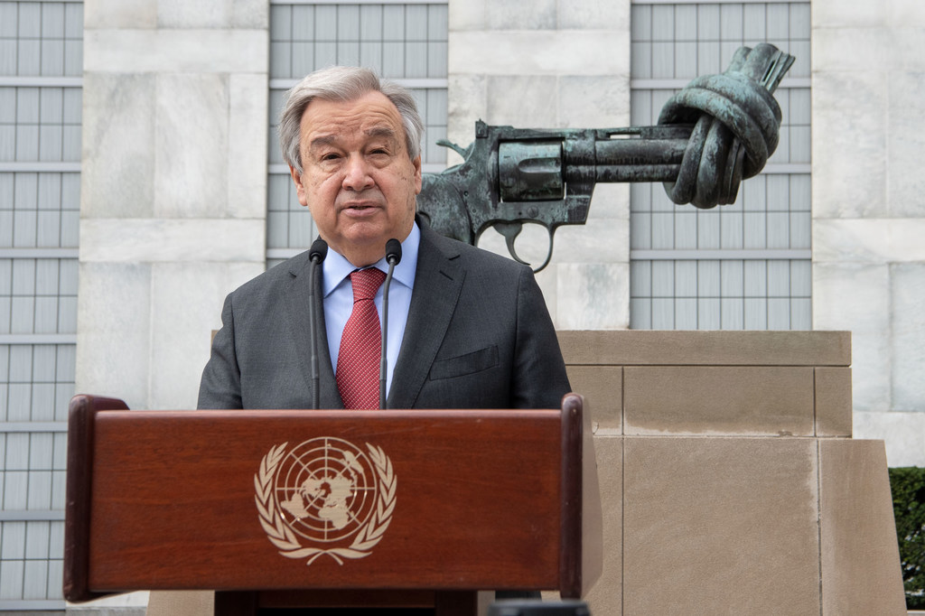 El secretario general de la ONU, António Guterres, habla desde un podio durante una rueda de prensa frente a la escultura de la No Violencia en la sede de las ONU en Nueva York.