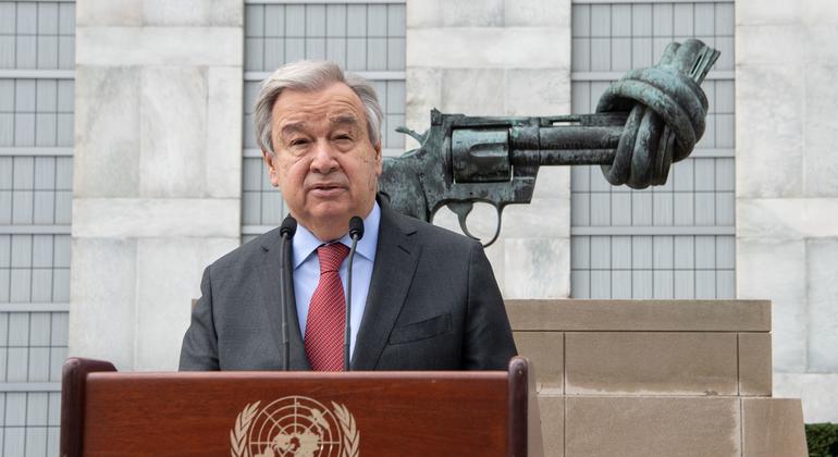 António Guterres comparece ante los periodistas frente a la icónica escueltura "La Pistola Anudada" a la entrada de la sede de la ONU en Nueva York..