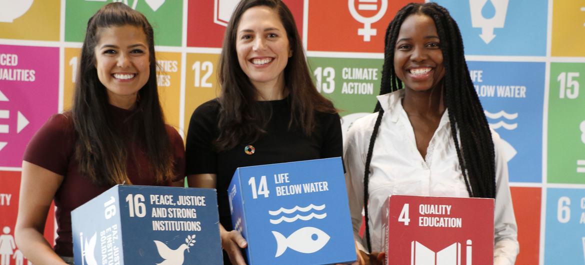 (de gauche à droite) Ari Afsar, artiste et activiste ; Andrea Carrasquel, directrice des services clients de Cultura Colectiva ; Aicha Cherif, cinéaste et activiste.