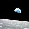 Apollo 8, первый пилотируемый полет на Луну, вышел на лунную орбиту в канун Рождества 24 декабря 1968 года.