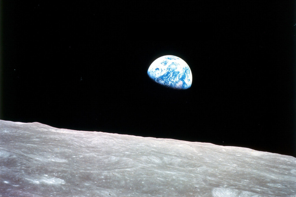 अपोलो 8, चंद्रमा पर पहले मानवयुक्त मिशन की तस्वीर.