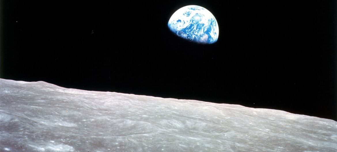 अपोलो 8, चंद्रमा पर पहले मानवयुक्त मिशन की तस्वीर.
