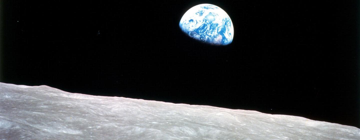 Apollo 8 de la NASA, première mission habitée vers la Lune, est entrée en orbite lunaire le 24 décembre 1968.