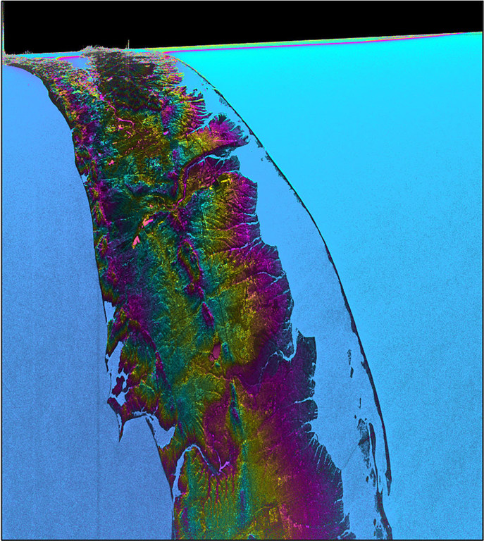 Visualización satelital de la NASA de las características del agua y la elevación del terreno en Long Island, Nueva York, capturada por el instrumento KaRIn de la misión SWOT.