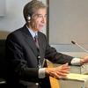 Adrián Delgado, jefe del Servicio de Interpretación al Español, en la cabina de interpretación en la sede de la ONU en Nueva York.