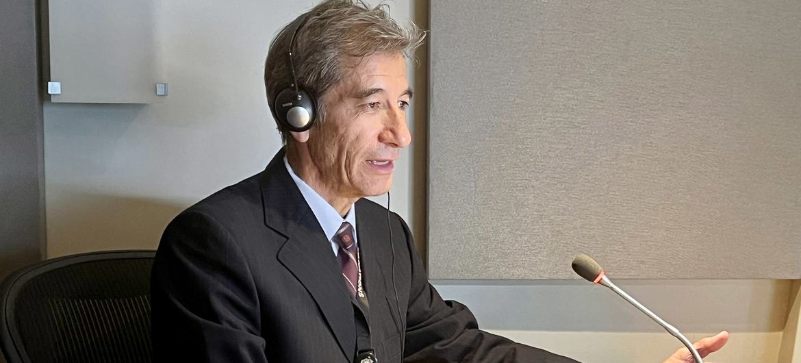 Adrián Delgado, jefe del Servicio de Interpretación al Español, en la cabina de interpretación en la sede de la ONU en Nueva York.