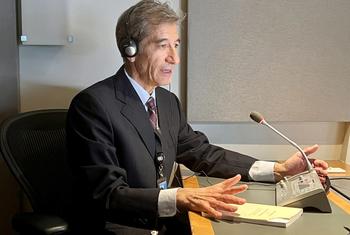 Adrián Delgado, jefe del Servicio de Interpretación al Español, en la cabina de interpretación en la sede de la ONU en Nueva York.