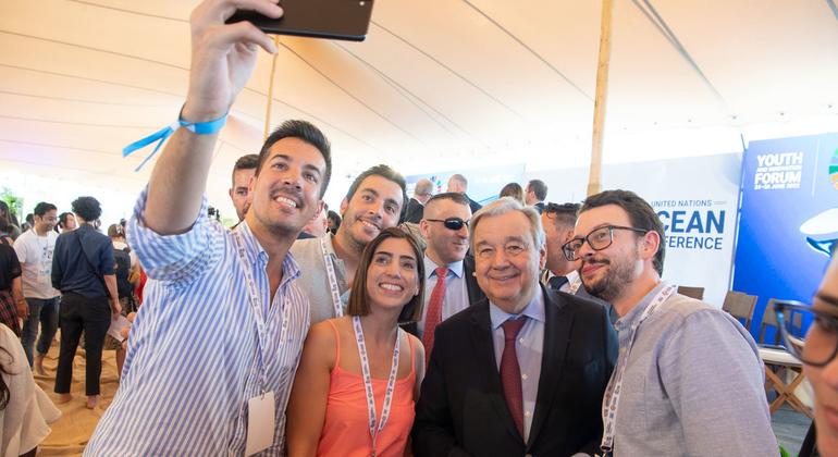 El Secretario General de las Naciones Unidas, António Guterres, asiste al Foro de la Juventud y la Innovación durante la Conferencia de las Naciones Unidas sobre los Océanos de 2022 en Portugal.