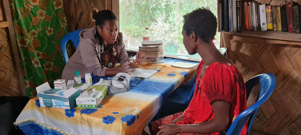 تجري الدكتورة نانسي هامورا عيادة صحية للنساء في ريف المرتفعات الشرقية ، بابوا غينيا الجديدة. 