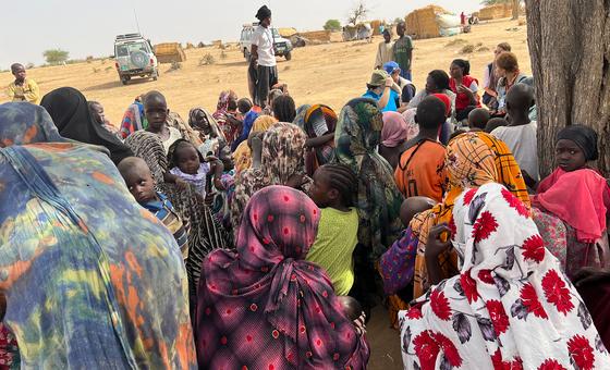 Sudanese refugees arrive in Chad following an outbreak of violence in Darfur, Sudan.