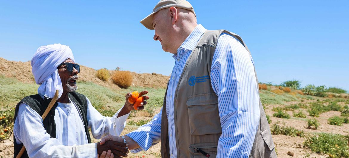Rein Paulsen, Director of FAO's Office of Emergencies and Resilience, meets a farmer in Tobin, Sudan on 17 April, 2024.