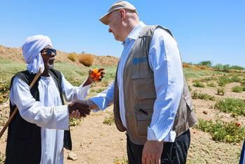 رين بولسن، مدير مكتب الطوارئ والصمود لدى منظمة الأغذية الزراعة (الفاو)،  يلتقي المزارعين في توبين، السودان.