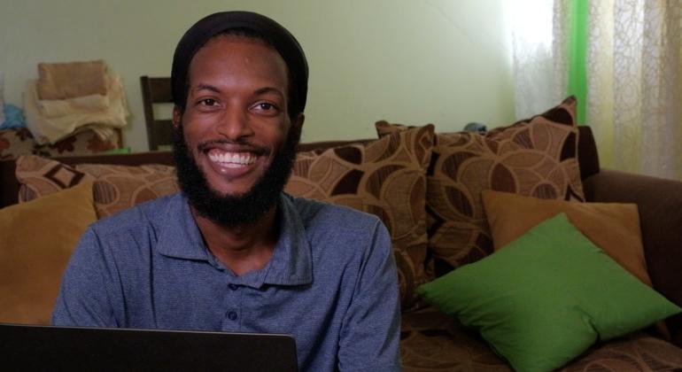 Josiah Johnson se ha beneficiado de Work Online Dominica, un programa gubernamental apoyado por la ONU.
