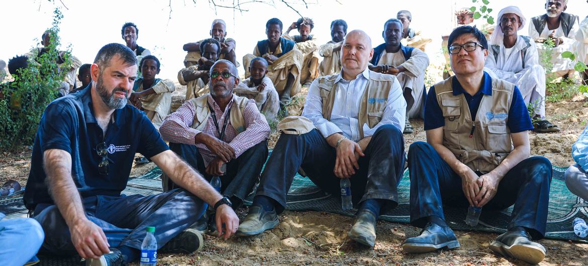 رين بولسن، مدير مكتب الطوارئ والصمود لدى منظمة الأغذية الزراعة (الفاو)، يجتمع مع المسؤولين المحليين والمزارعين في قرية شطة في السودان.