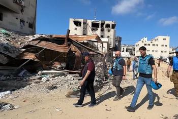 دومينيك آلان ممثل صندوق الأمم المتحدة للسكان في فلسطين (الثاني من اليسار)، مع زملائه في مجمع مستشفى الشفاء الطبي في مدينة غزة الذي لحق به دمار واسع بسبب الحرب.