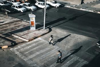 Pessoas atravessam uma estrada em Isfahan, Irã. Desde os protestos de 2022 e 2024, autoridades no país têm intensificado ações para restringir os direitos dos civis para estancar críticas