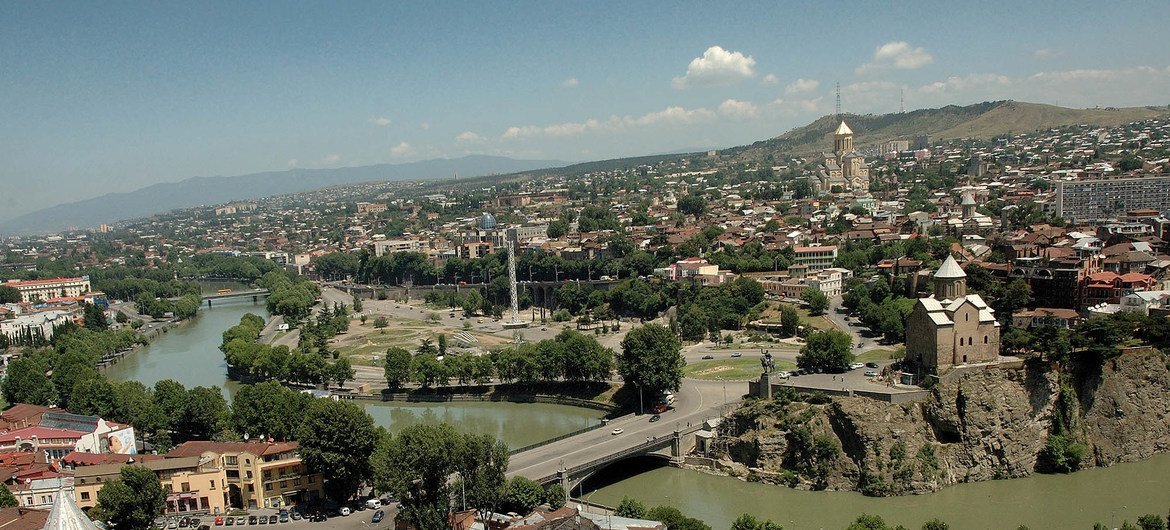 Вид на столицу Грузии Тбилиси.