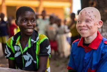 मलावी में रंगहीनता के लक्षणों के साथ एक 14 वर्षीय लड़का.