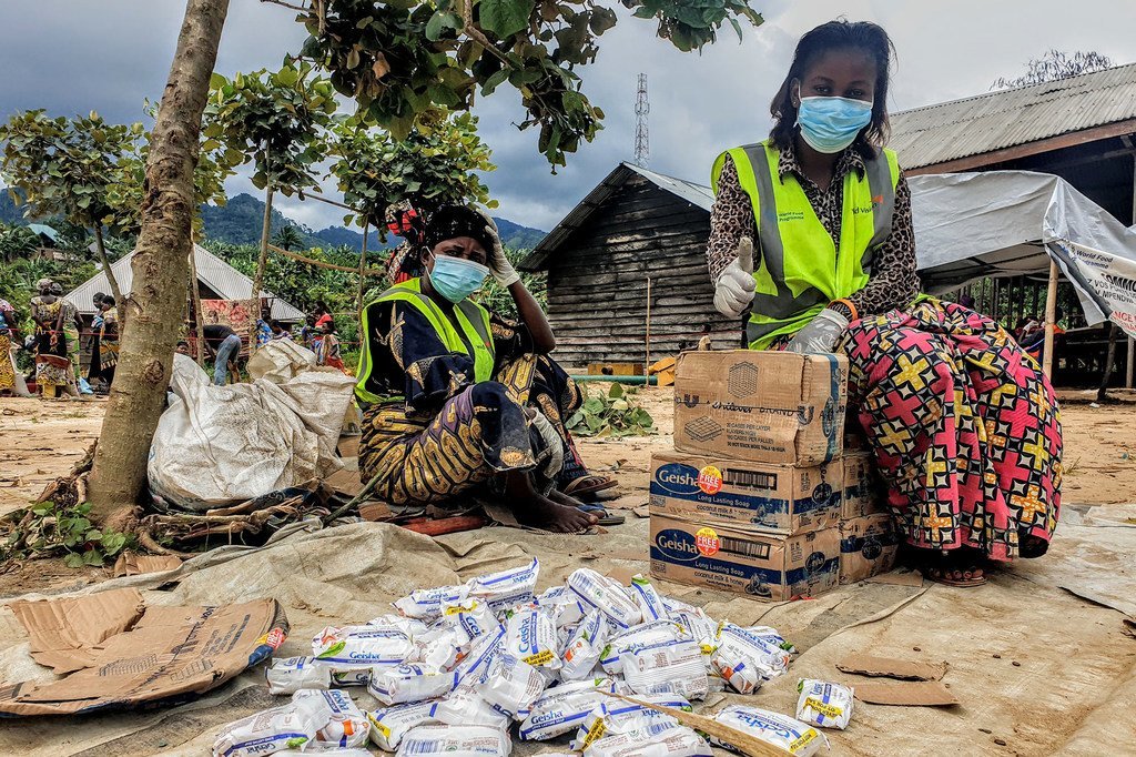 刚果民主共和国东部因冲突和暴力而流离失所的家庭接受人道主义援助。 