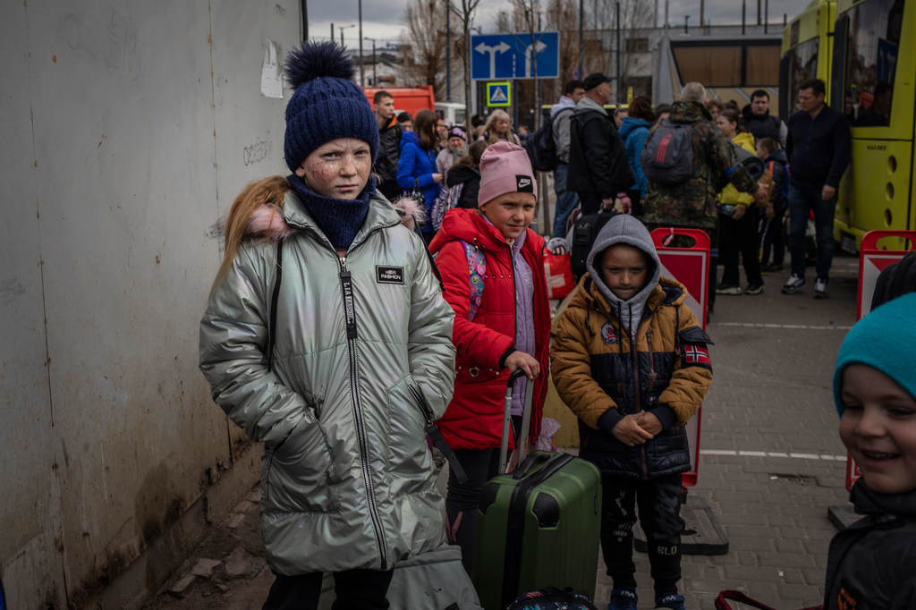 Группа женщин и детей, эвакуированных из Николаева в апреле 2022 года.  