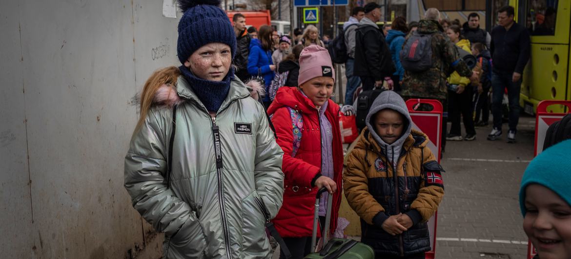 گروهی متشکل از زنان و کودکان در آوریل 2022 پس از تخلیه از شهر جنوبی میکولایف به کیف می‌رسند.