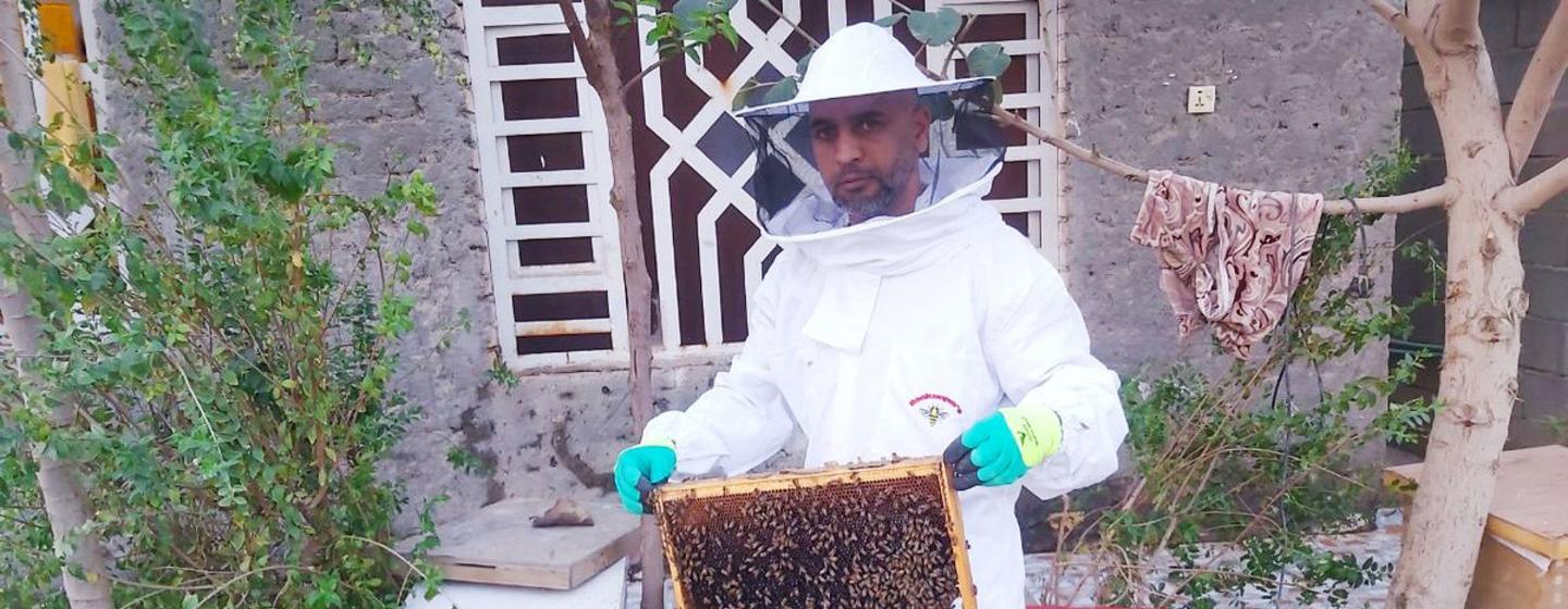 Ziad Sa'ad, un apicultor de Basora, Iraq, està sensibilitzant la seva comunitat sobre la importància de la seguretat en el treball.