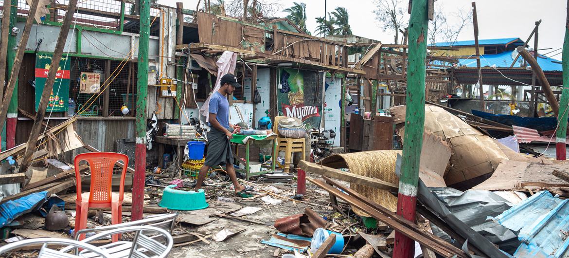 یکی از ساکنان محلی خسارات زیادی را که در اثر طوفان موکا در سیتوه، ایالت راخین، میانمار به مغازه‌اش وارد شده، پاکسازی می‌کند.