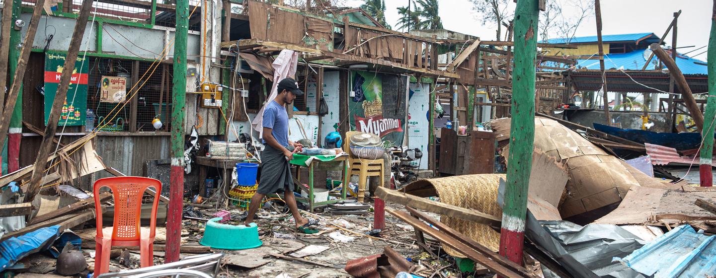 Un habitant nettoie les dégâts considérables causés à son magasin par le cyclone Mocha à Sittwe, dans l'État de Rakhine, au Myanmar.