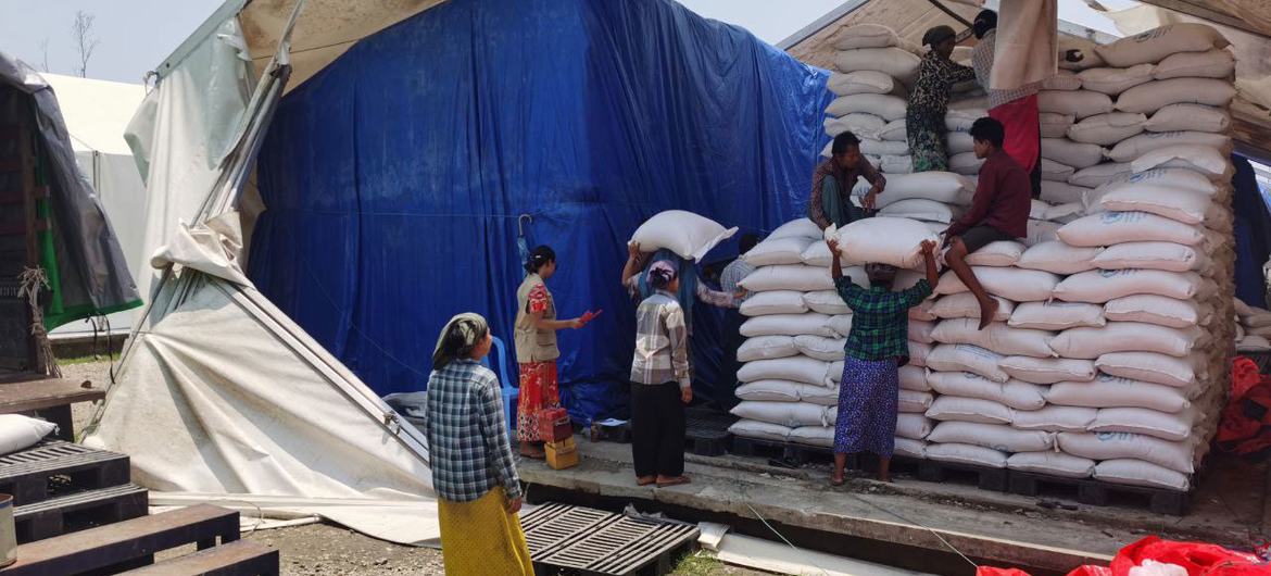 Distribuição de alimentos do PMA às pessoas afetadas pelo ciclone Mocha no estado de Rakhine, Mianmar