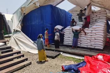 粮食计划署向缅甸若开邦受飓风摩卡影响的人们分发粮食。