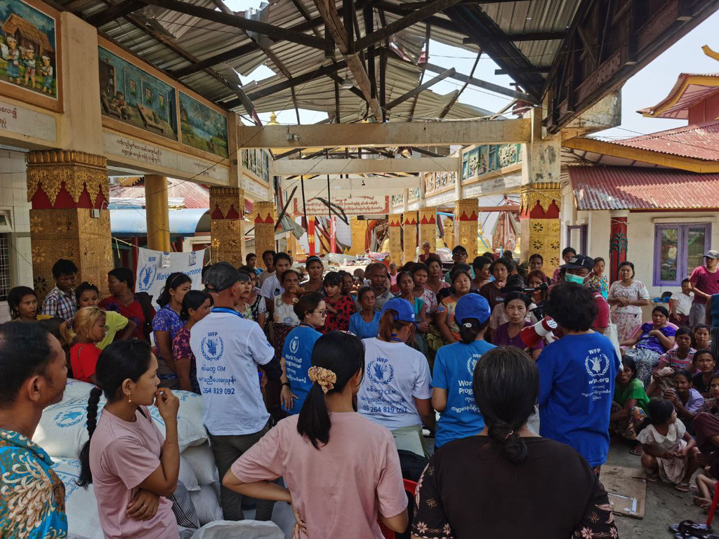 Distribution de nourriture par le PAM aux personnes touchées par le cyclone Mocha dans l'État de Rakhine, au Myanmar.