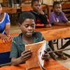 Dalitso Dines, de 14 anos, em aula na Escola Primária Chumani em Mulanje, no sul do Malawi