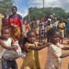 मलावी में चक्रवाती तूफ़ान फ़्रैडी से प्रभावित इलाक़ों में से एक में, यूनीसेफ़ प्रतिनिधि की यात्रा के दौरान, बच्चों की खेलकूद में शिरकत..