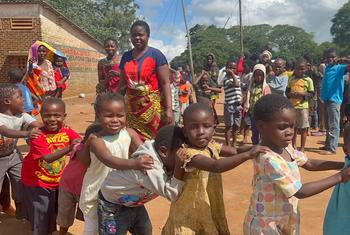 मलावी में चक्रवाती तूफ़ान फ़्रैडी से प्रभावित इलाक़ों में से एक में, यूनीसेफ़ प्रतिनिधि की यात्रा के दौरान, बच्चों की खेलकूद में शिरकत..