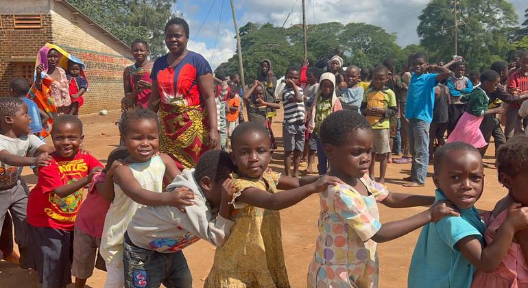 Crianças brincam durante uma visita do Unicef ao Campo de Deslocados de Kapeni em Blantyre, Maláui, na sequência do ciclone Freddy.