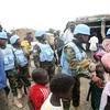 ऐबयेई में संयुक्त राष्ट्र के अन्तरिम सुरक्षा बल UNISFA में घाना की प्लाटून कमांडर कैप्टेन सिसिलिया, बच्चों में मिठाई बाँटते हुए.