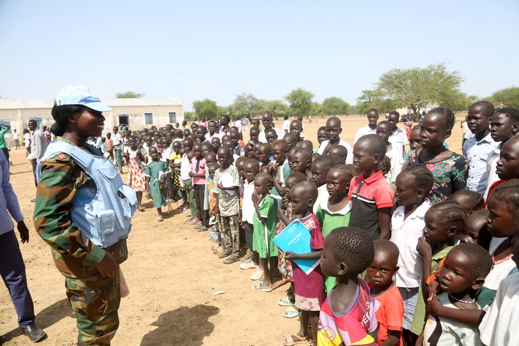 La capitaine Cecilia Arzua, Défenseur militaire de l'ONU pour l'égalité des sexes de l'année 2022, parle à des enfants d'Abyei.