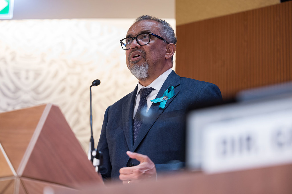 El director general de la OMS, Tedros Adhanom Ghebreyesus, habla en un podio durante la Asamblea Mundial de la Salud en Ginebra.