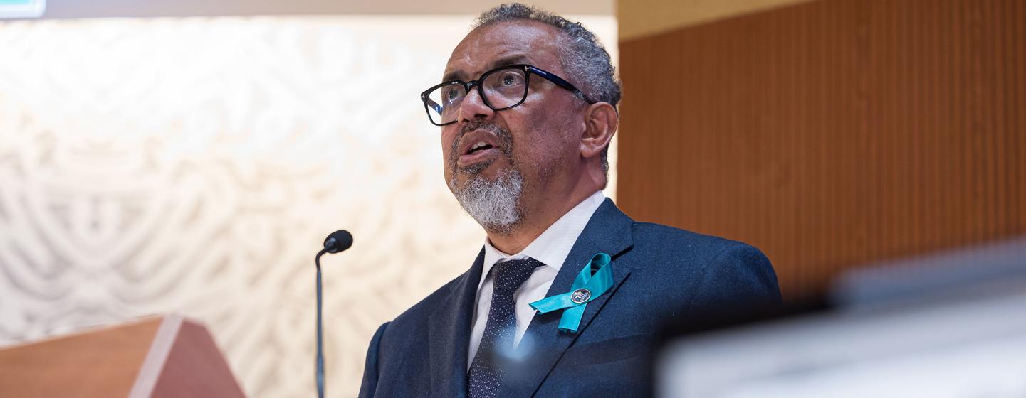 Le directeur général de l'OMS, Tedros Adhanom Ghebreyesus, s'exprime à un pupitre lors de l'Assemblée mondiale de la santé à Genève.
