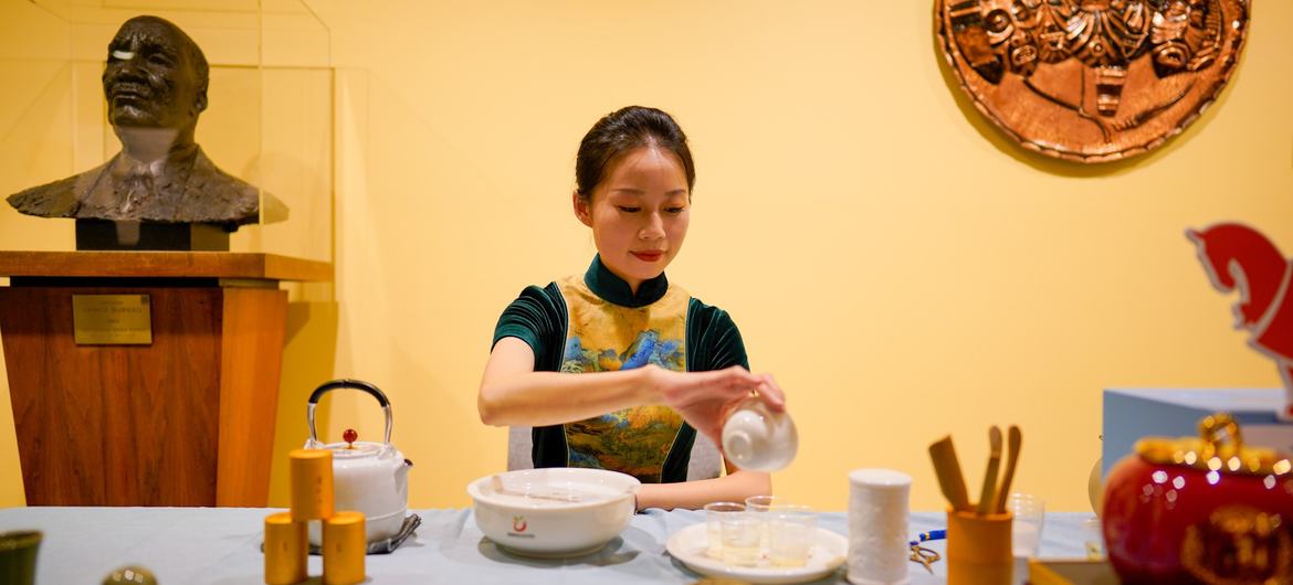 在2023年国际茶日前夕，一位来自中国福建泉州的茶艺师在纽约联合国总部表演。