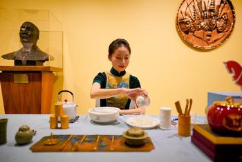 在2023年国际茶日前夕，一位来自中国福建泉州的茶艺师在纽约联合国总部表演。